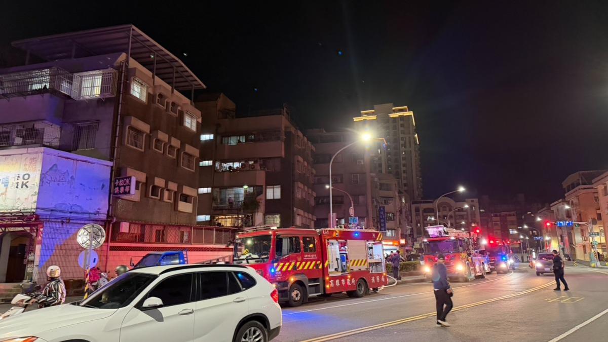 高雄市鹽埕區大公路住宅發生火災,警消隨即抵達現場,於晚間8時21分火勢撲滅。(圖/民眾提供)