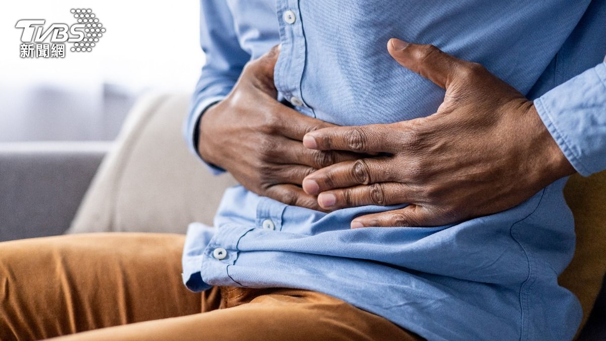 職場中年男「上腹痛一個月」慘罹癌王轉移!醫:1種背痛是警訊