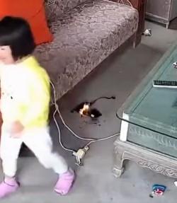 手機原本沒在充電,爆炸掉落後卻突然出現線頭。(圖/翻攝自X)