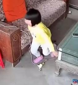 女孩跌倒後起身,下一秒腳竟穿越白色電線。(圖/翻攝自X)