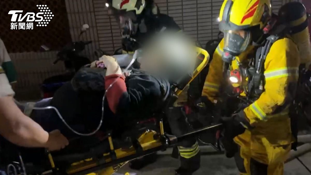 高雄鹽埕公寓一樓起火,樓上6人靠警消疏散獲救,其中3人送醫治療。(圖/TVBS)