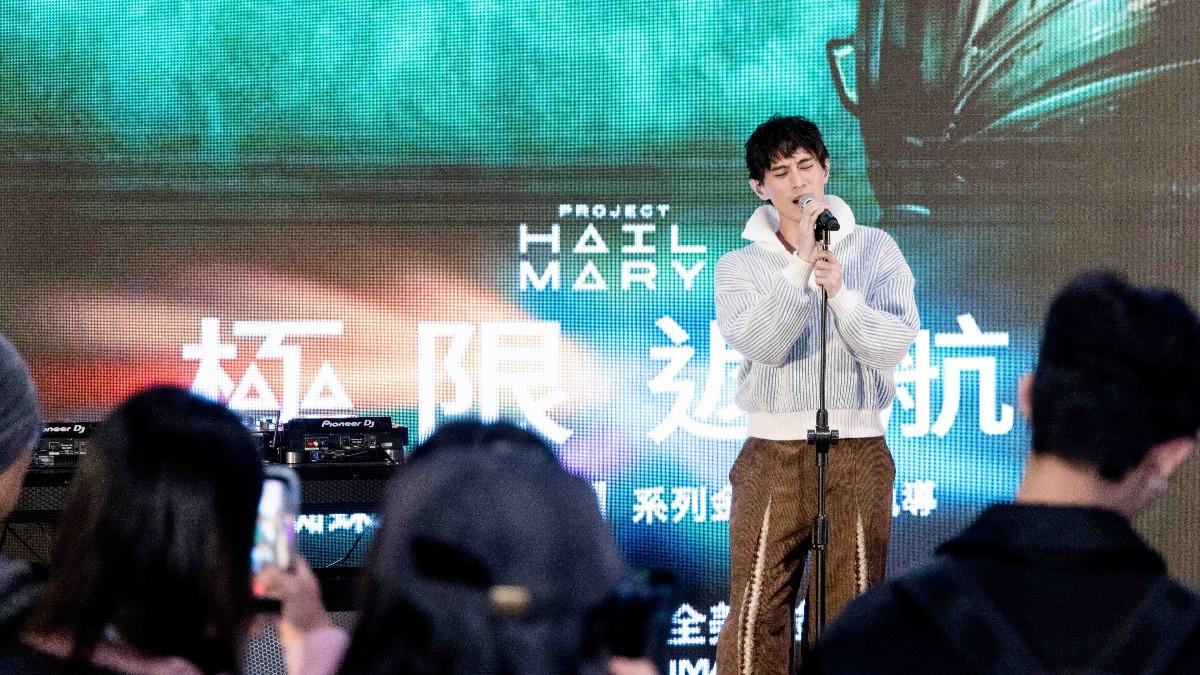 柏霖在《極限返航》現場獻唱電影主題曲。(圖/索尼影業提供)