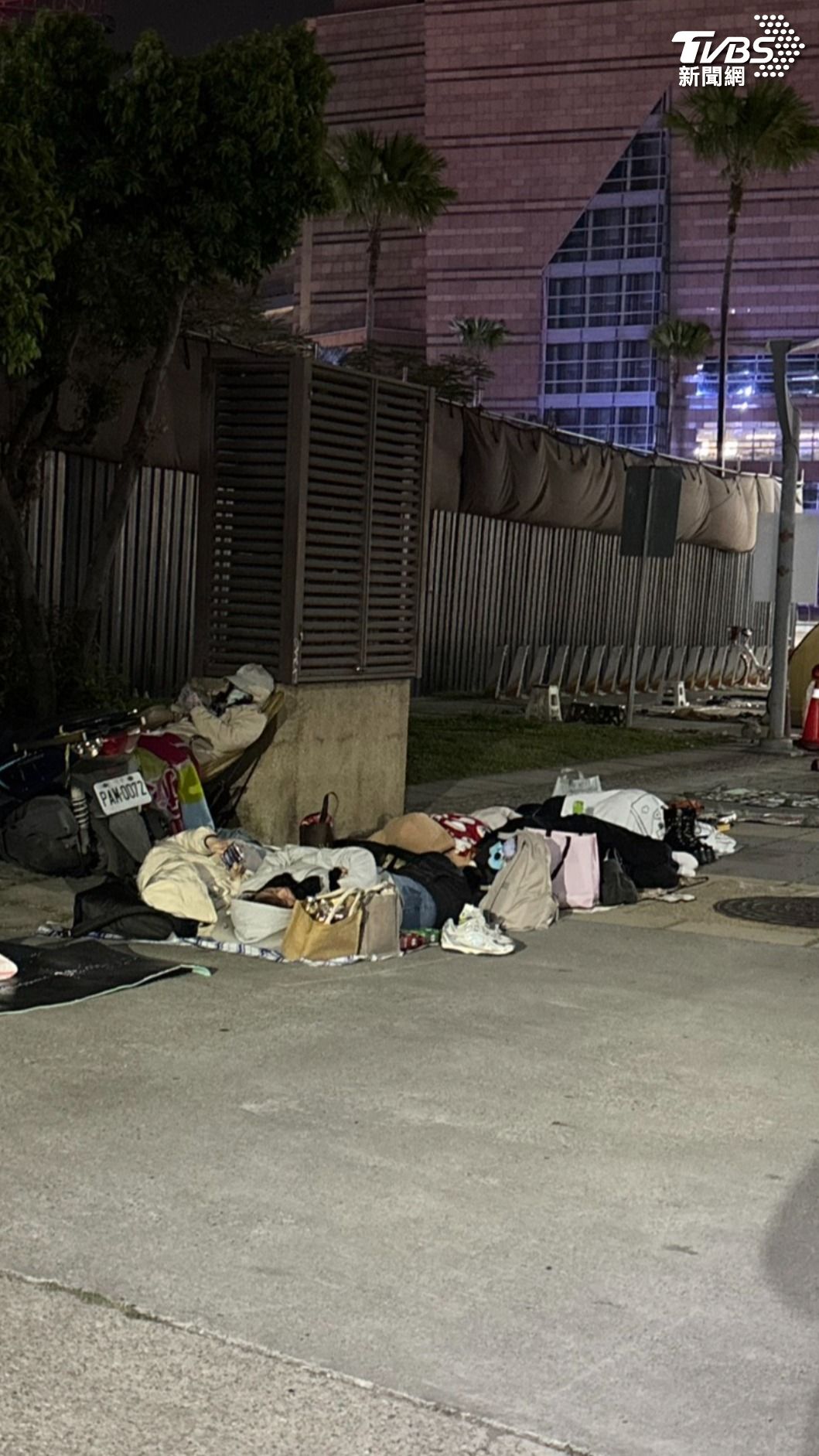 為了搶站最佳觀賞位置,大批粉絲直接在廣場「紮營」,甚至有人直接原地就寢(圖/TVBS)