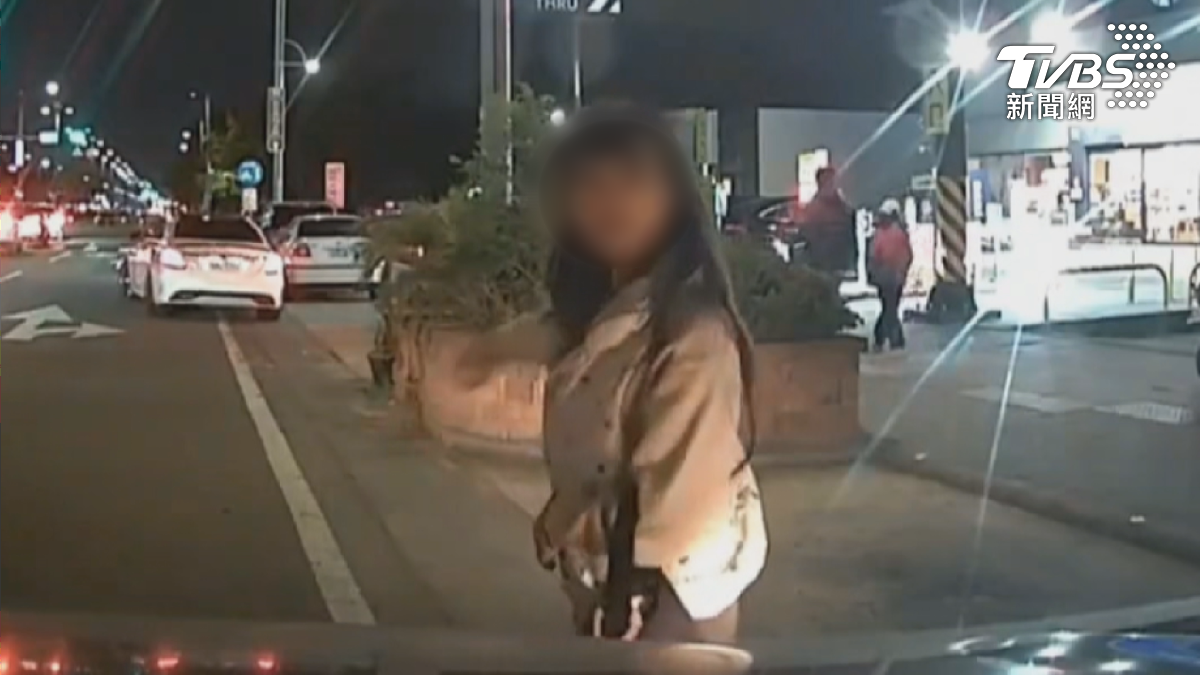 今年台灣燈會在嘉義舉辦,各地遊客人潮湧現,但附近車位一位難求,女子以人肉佔位方式,駕駛還一路倒車停入,引發後方駕駛不滿。(圖/翻攝 社會事新聞影音)