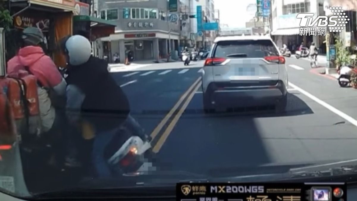 父騎車載童跨雙黃線 撞逆向外送員(圖/翻攝WoWtchout-地圖型行車影像分享平台)