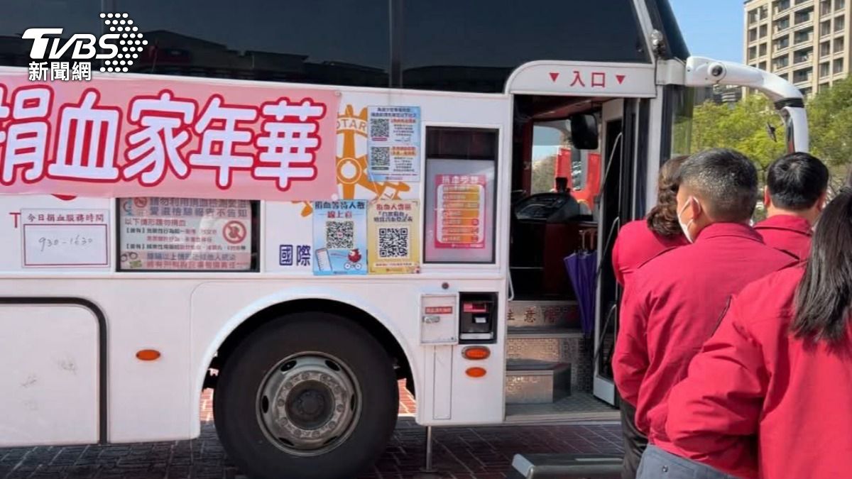打火英雄也挽袖！企業現身新竹，籲捐血救人命。（圖／ＴＶＢＳ）