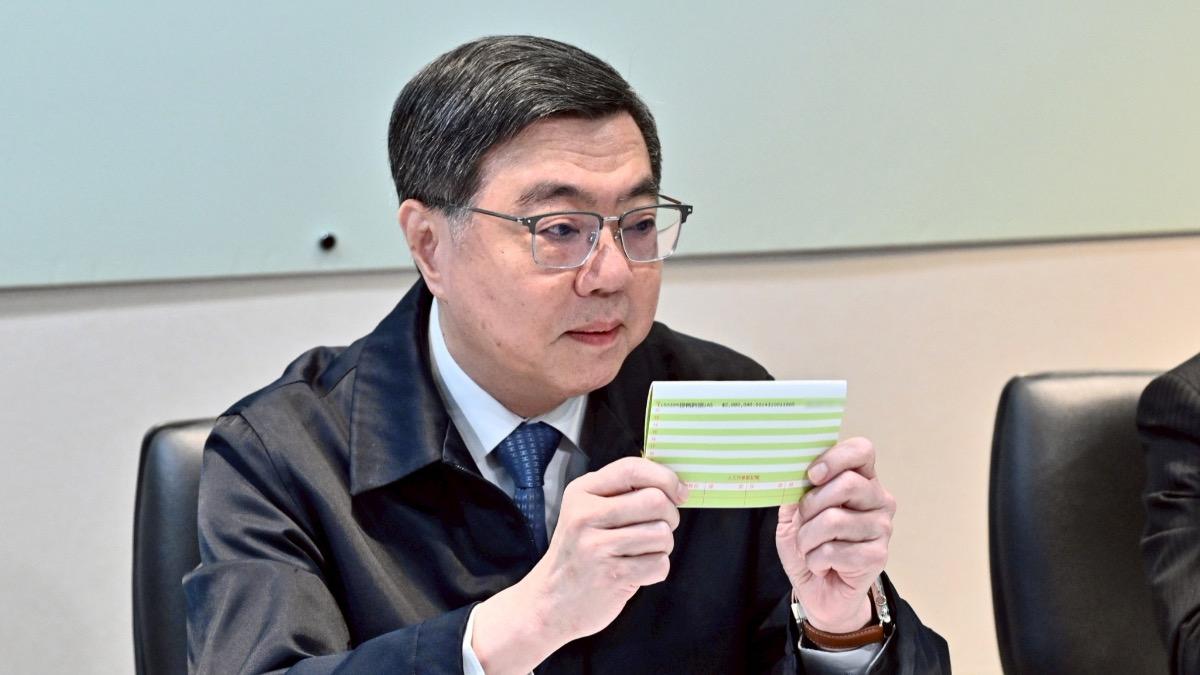 卓榮泰秀出匯款存摺。(圖/行政院提供)