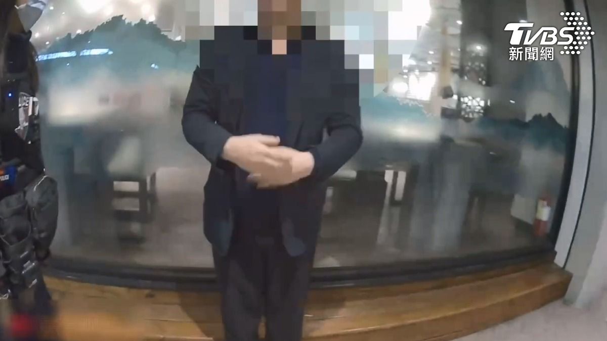 韓國籍男子在路上搭兩名女子肩膀,遭控騷擾尾隨,稱是為了找手機。 (圖/TVBS)