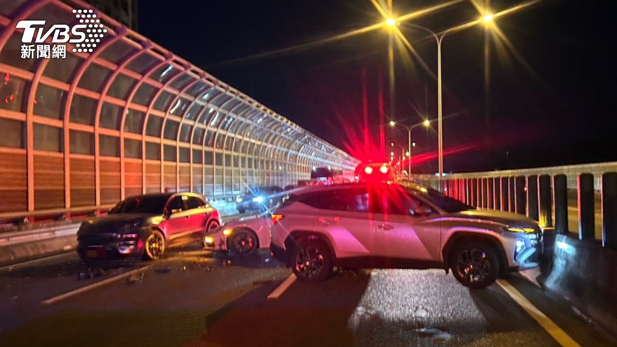 2輛車打橫在車道上。（圖／TVBS）