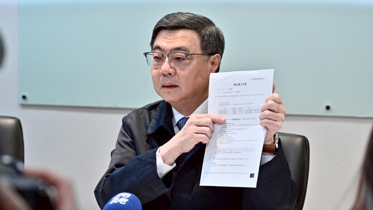 卓榮泰13日說明包機資訊。(圖/行政院提供)