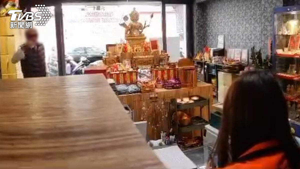 男子持續辱罵、恐嚇店家,甚至還放鞭炮示威,造成店面受損,更曾在3月初偷竊店家打火機,長達一個月左右的騷擾行徑,並且報警提告恐嚇、毀損,以及妨害名譽。(圖/翻攝 threads@1109love520 )