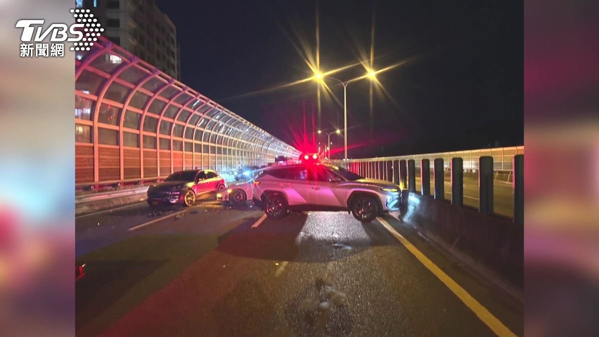 前車禍未清又撞 台74線回堵變停車場。(圖/TVBS)