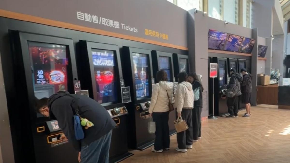 男子霸佔自助售票機台，轉售票券疑似當黃牛。（圖／非當事人）