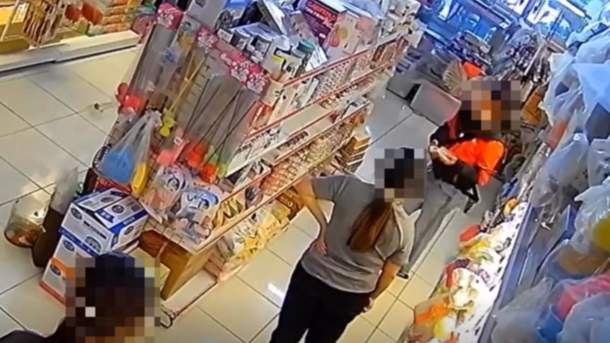 男子闖入寵物店「情勒」推銷香氛片,被拒絕後竟翻白眼走人。(圖/TVBS)