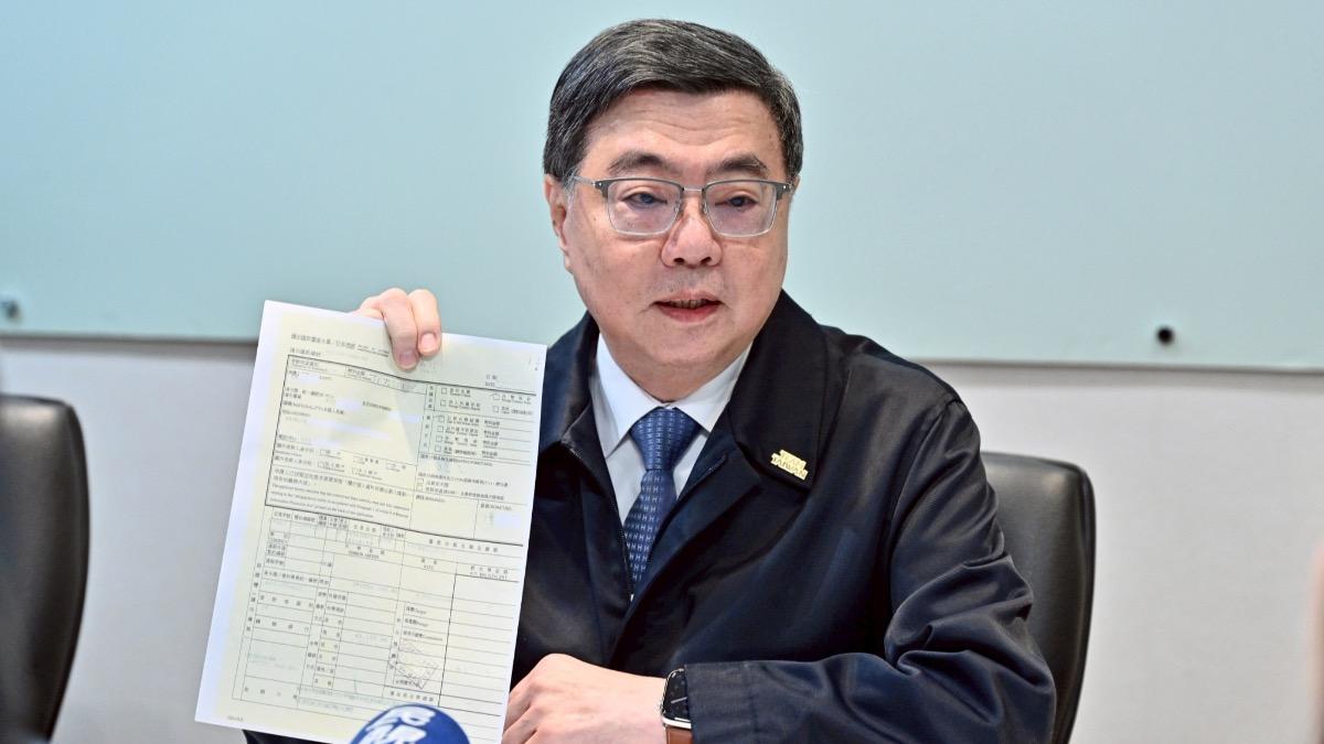 行政院長卓榮泰13日親自出面秀出包機單據。（圖／行政院提供）