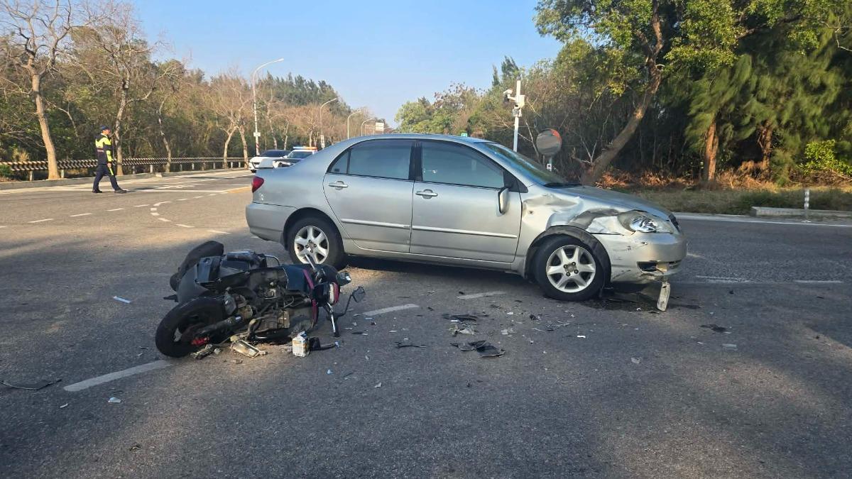 有片/金門機車路口猛撞轎車「殘骸碎片噴滿地」 女騎士重摔骨裂