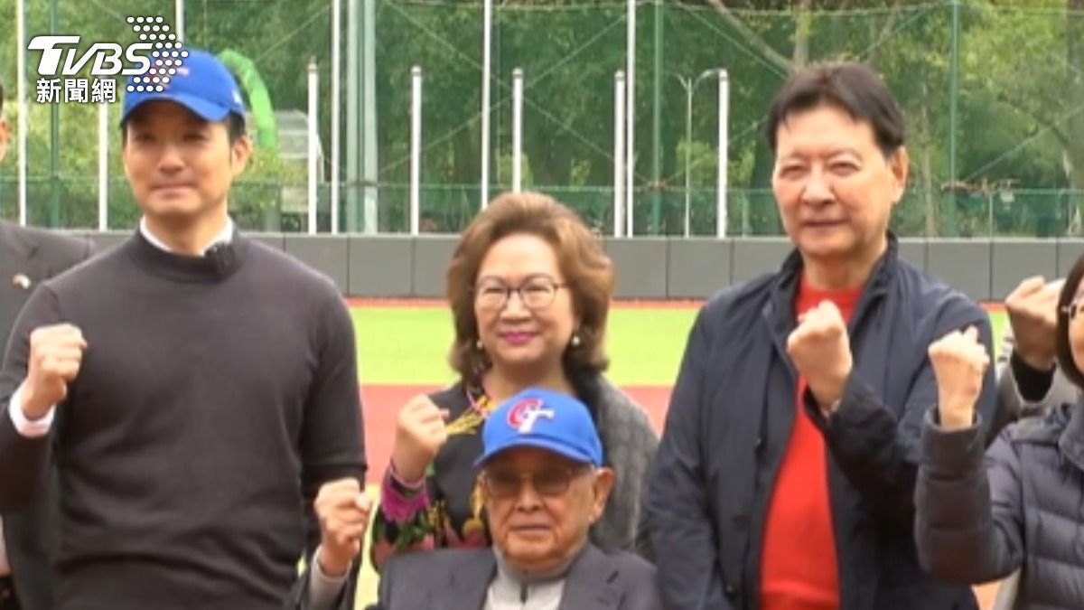 斥資1500萬修繕! 青年公園謝國城紀念棒球場揭牌。(圖/TVBS)