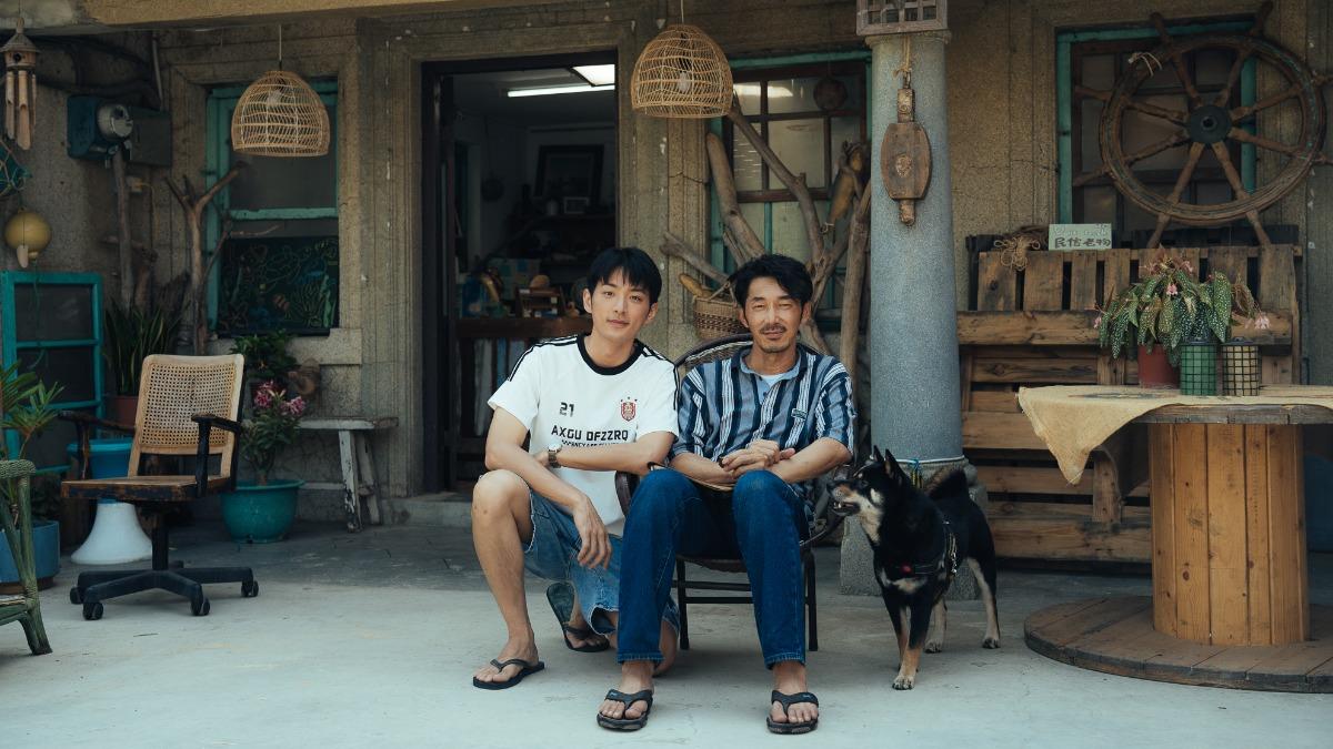 李李仁(右)與鍾岳軒飾演父子,有濃厚的親情對手戲。(圖/有意思國際傳媒、犢影制作提供)