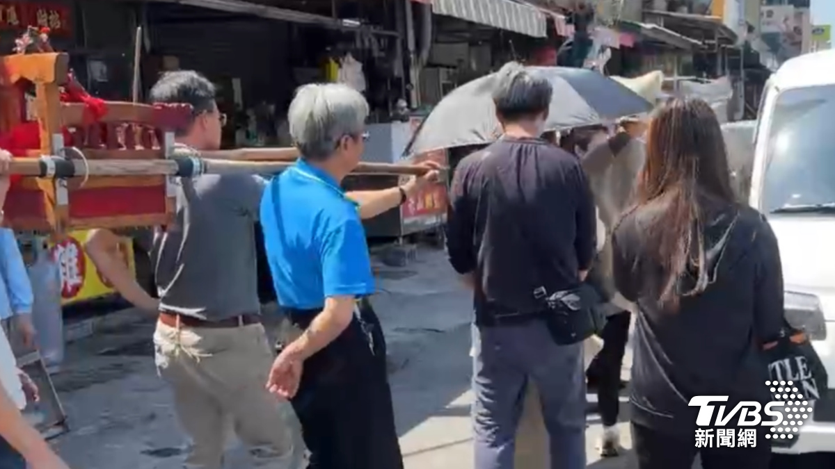 死者家屬重返現場招魂。（圖／TVBS）
