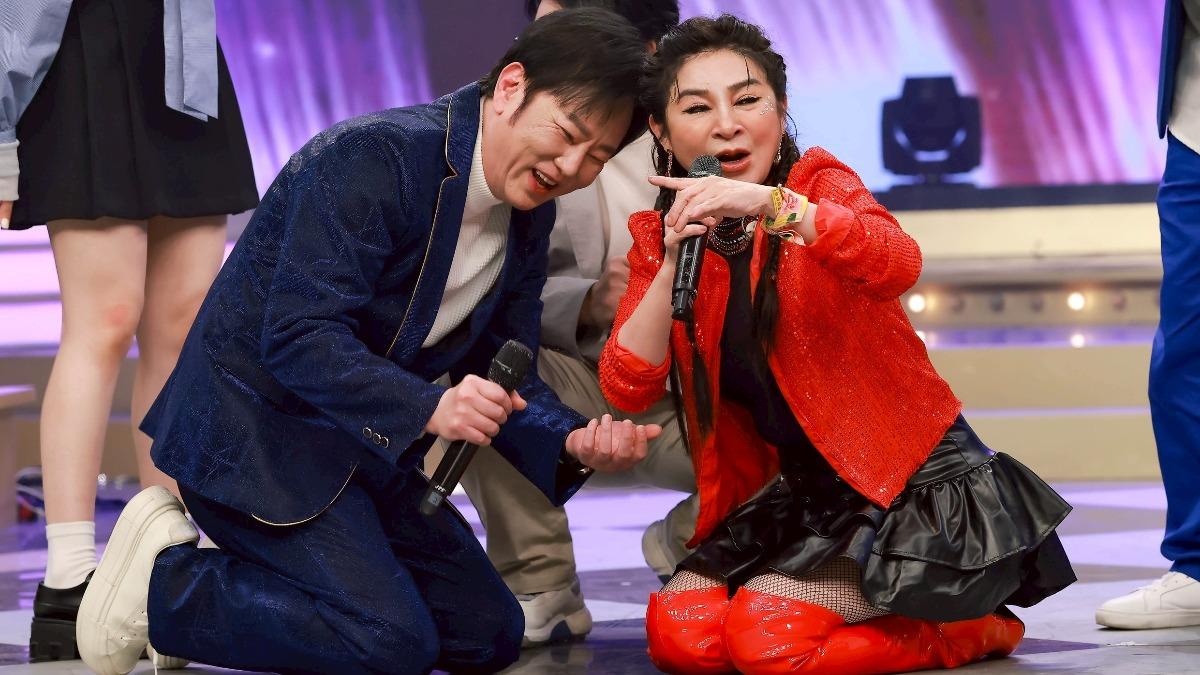 王彩樺(右)現場下跪,讓陽帆哭笑不得。(圖/民視提供)