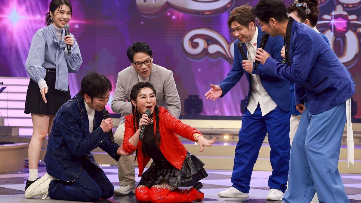 王彩樺現場下跪,眾人措手不及。(圖/民視提供)