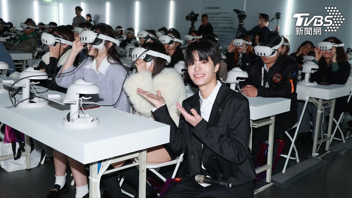 4人體驗VR演唱會。(圖/黃城碩攝)