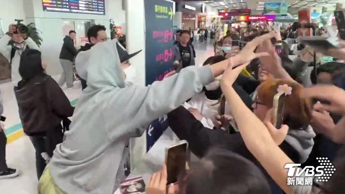 小港直擊／李泳知穿拖鞋寵粉閒聊8分鐘！機場變簽售會　男神驚喜現身