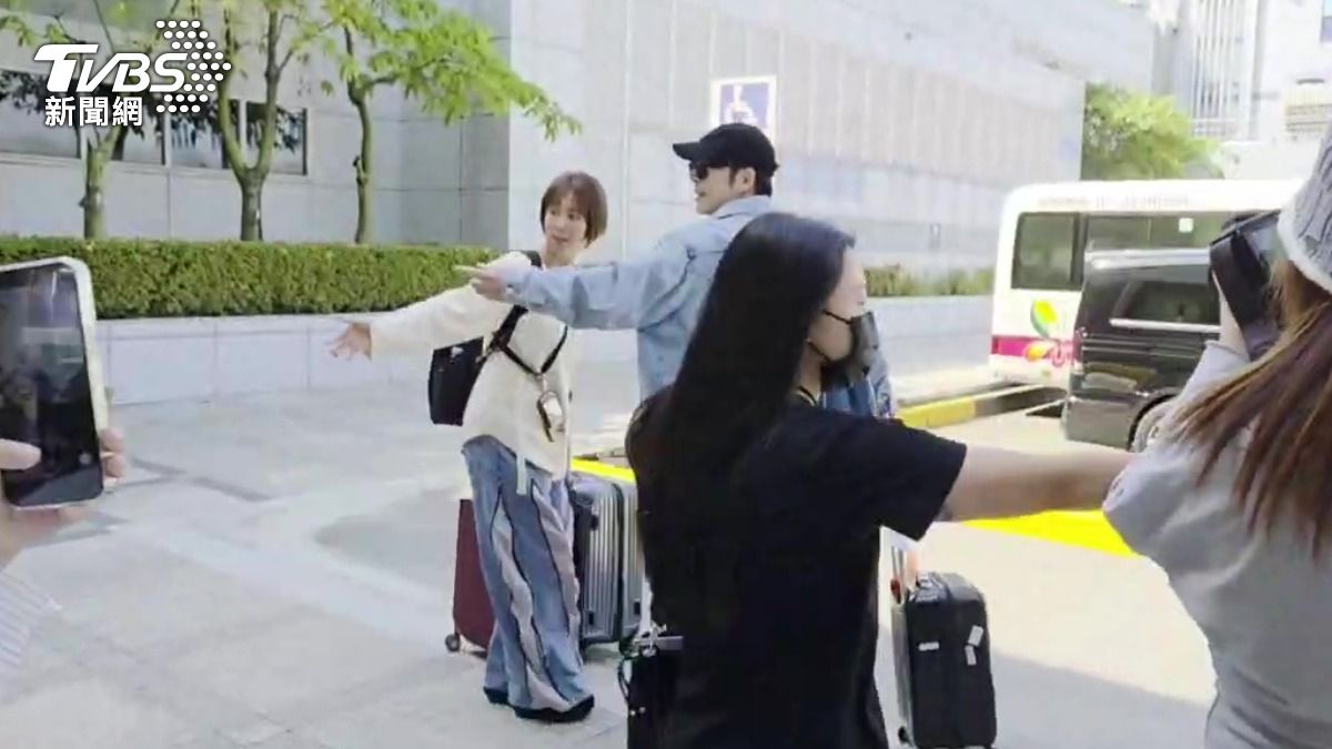 呂爵安特別停下來等粉絲,要接過禮物。(圖/TVBS)