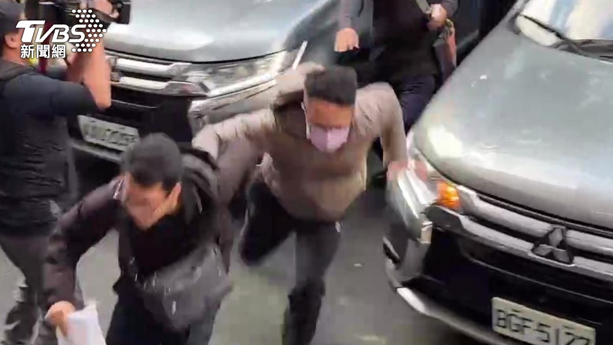 快訊/拖著警察狂奔畫面曝!保二警假槍換真槍遭拘提 狼狽衝進北檢