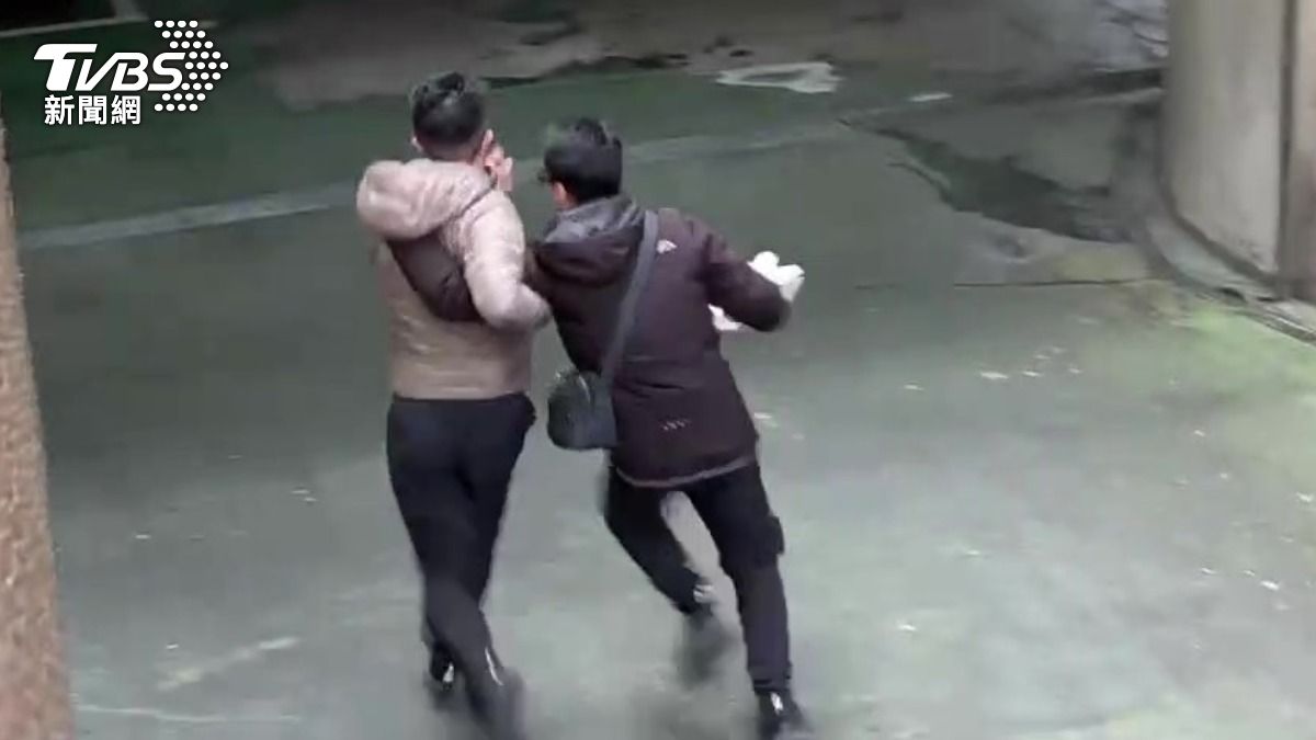 移送警方手拿卷宗一起被拖進地檢署。(圖/TVBS)