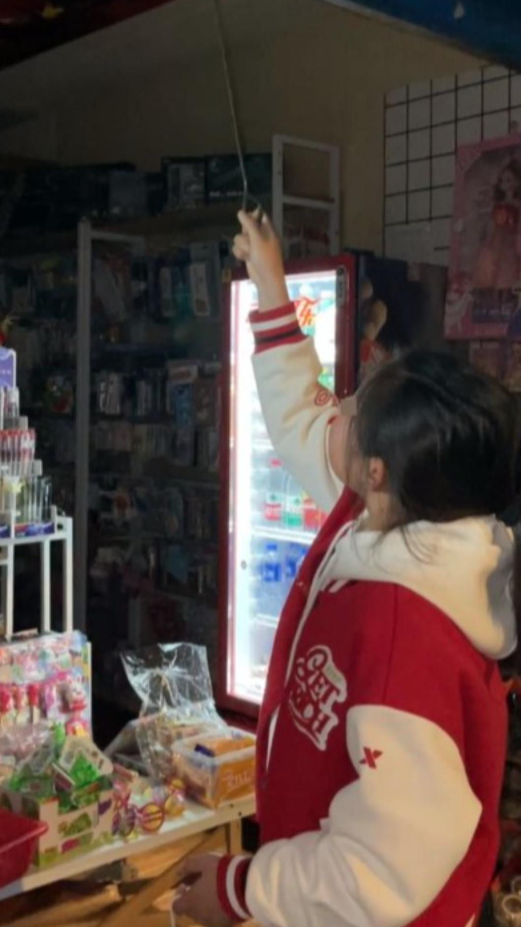 女童放學後便會到自己的店內工作，直到約8點半。　（圖／翻攝自三湘都市報）