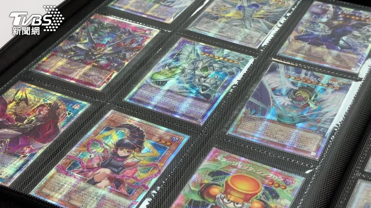 超框版遊戲王卡,即便沒有編號,最貴還是能喊到2萬台幣。(圖/TVBS)
