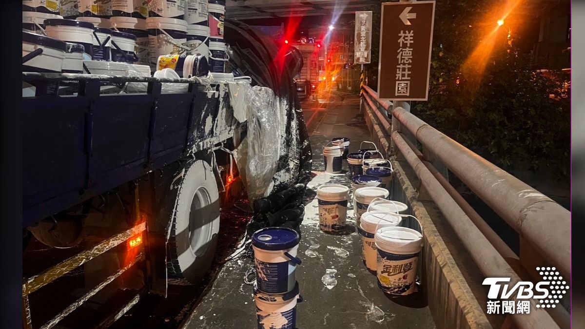 白油漆灑滿路面，警依法開單，環保局再罰6千。（圖／TVBS）