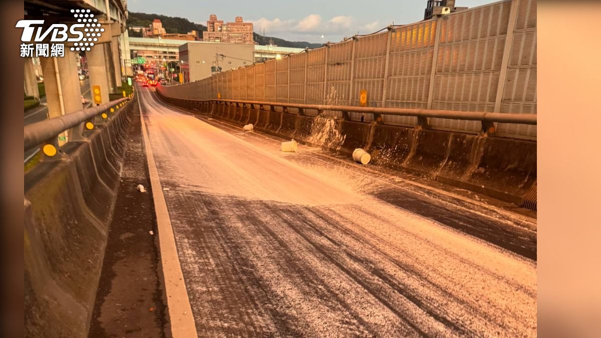 白油漆灑滿台64快速道路，警依法開單，環保局再罰6千。（圖／TVBS）
