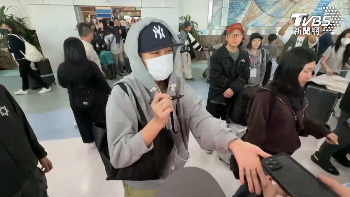 李泳知一現身機場大廳，歌迷們便熱情打招呼，她也立刻停下腳步與粉絲互動（圖／TVBS）