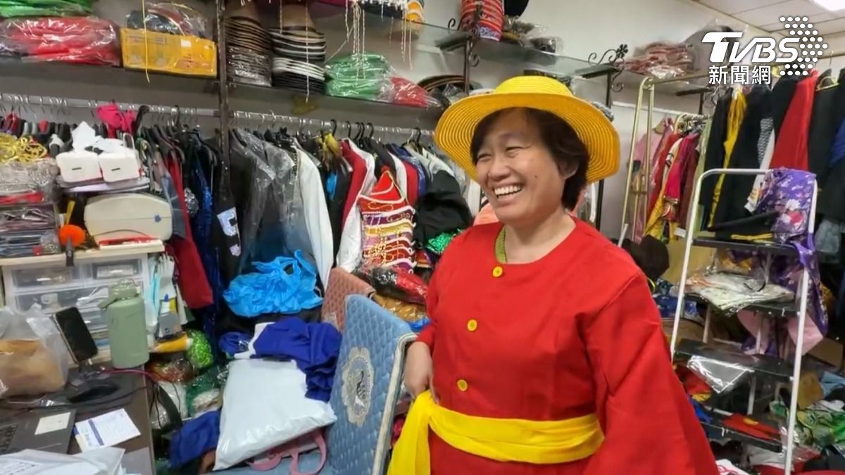 服裝出租業者表示，通常這一種商品比較少人會買，但最近可能有活動，所以蠻多人都來買海賊王相關的配件，或者是租衣服（圖／TVBS）