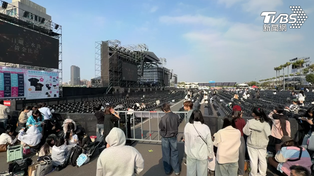 高雄櫻花季演唱會，一連舉辦三天，13號下午由DJ熱鬧開場，後續還有啦啦隊洋基女孩李素敏、睦那京及崔洪邏熱舞炒熱氣氛（圖／TVBS）