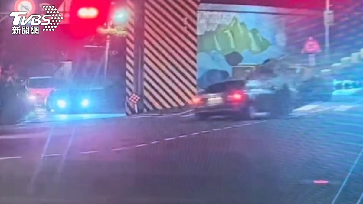 通緝犯半路撞機車，擔心被逮棄車逃逸，躲藏超過一個月。 (圖／TVBS)