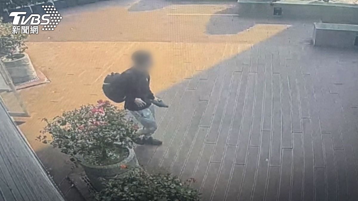逢甲大學連環竊案！賊偷5生提款卡秒解碼「20分鐘盜領逾16萬」。(圖／民眾提供)