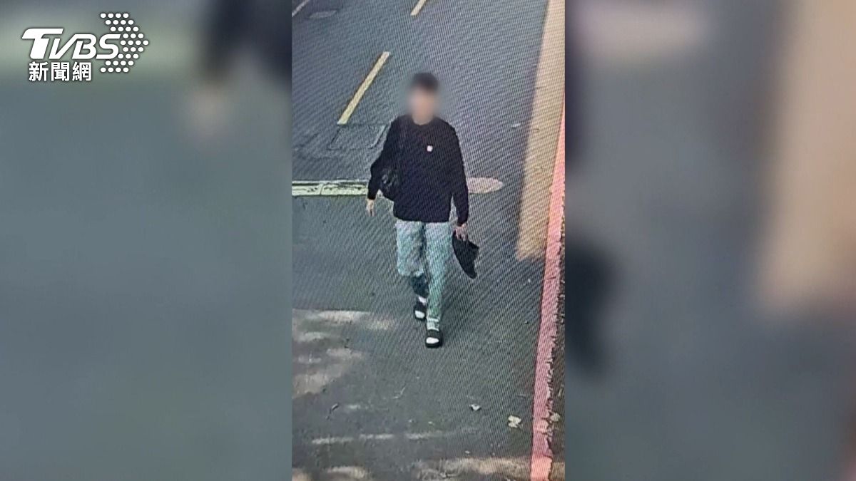 畫面中還可見該男子揹著一個黑色包包走出球場，裡頭疑似裝著竊得的財物。(圖／民眾提供)