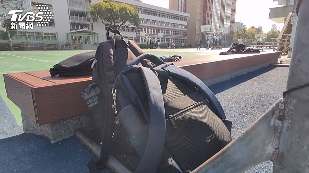 遭盜領的逢甲大學柳同學表示，檢查包包後發現提款卡等物品全部不見。(圖／TVBS)