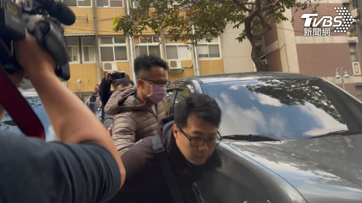 移送爆包庇自己人、公務車撞媒體 假槍換真槍保二警聲押禁見