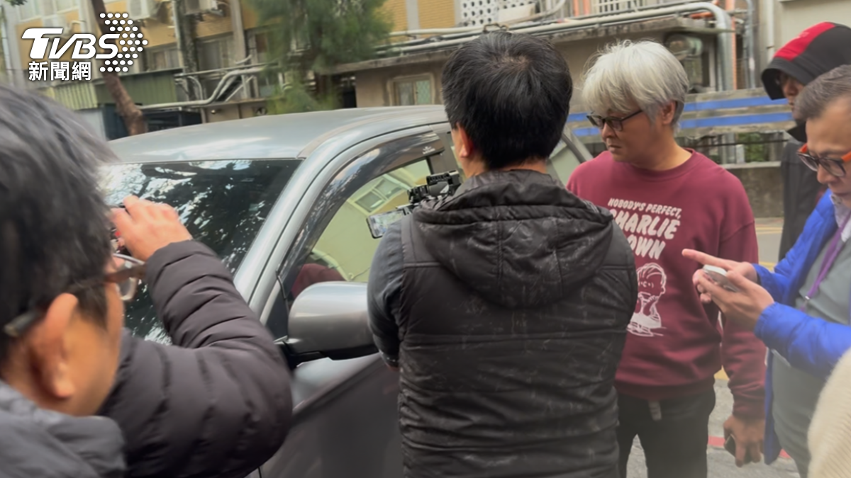 公務車駕駛撞人後死不下車,與媒體對峙。(圖/潘千詩攝)