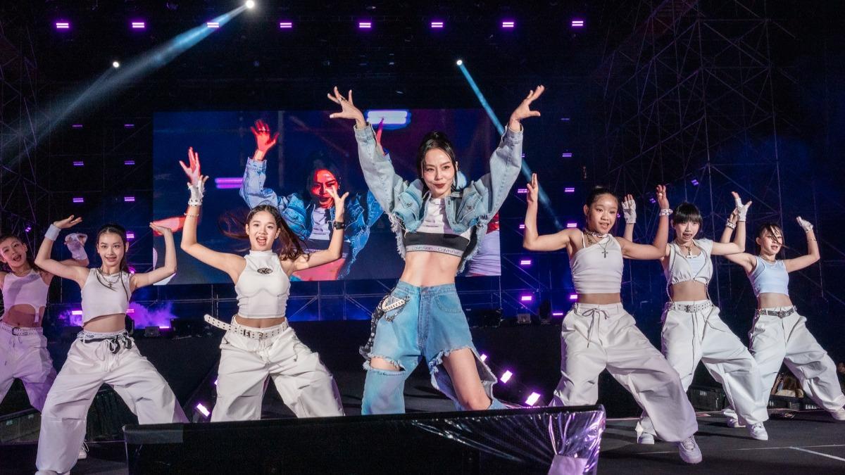 真的長得超像!金曲歌后中空辣跳〈Like Jennie〉 台下嗨翻