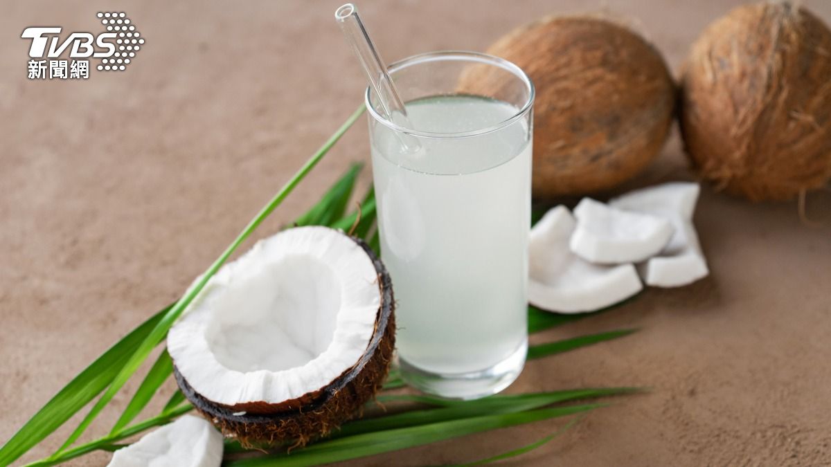 薇娟會喝椰子水來幫助消水腫。（示意圖／shutterstock達志影像）