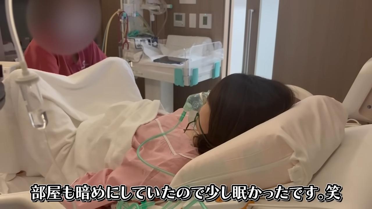 到醫院施打麻醉後,松村沙友理較為鎮定下來。(圖/翻攝自ayuringo-channel YouTube)