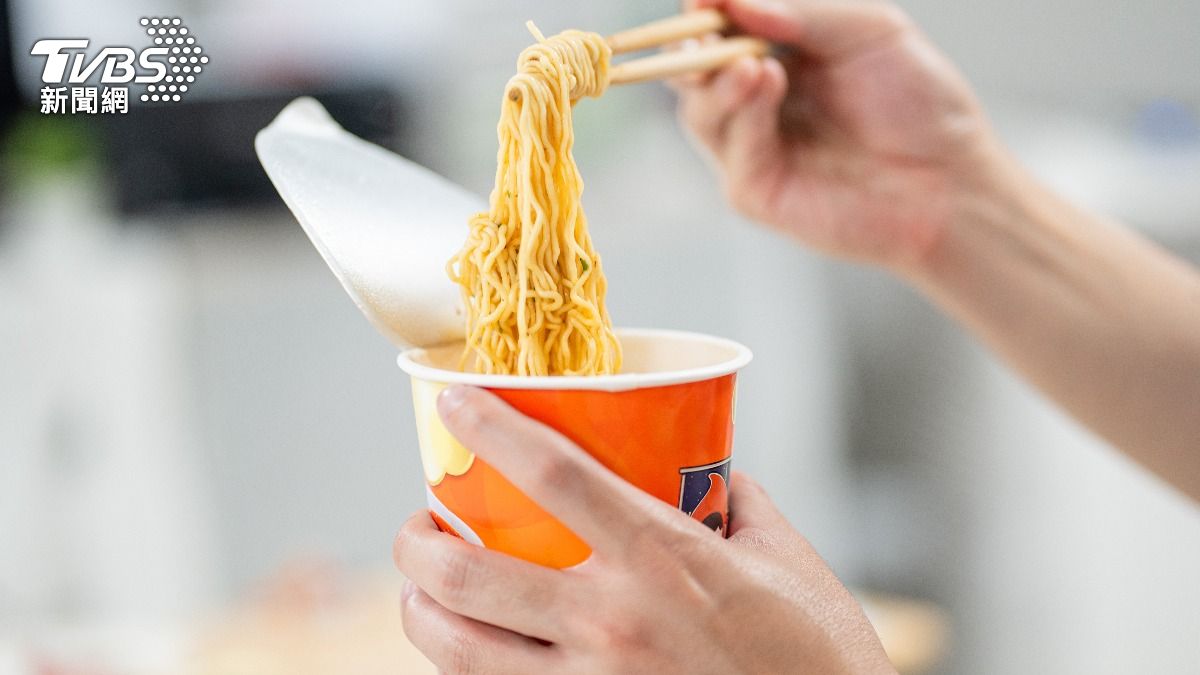 泡麵封膜難撕原因曝光!醫分享「創意吃法」 健康減鈉這樣煮