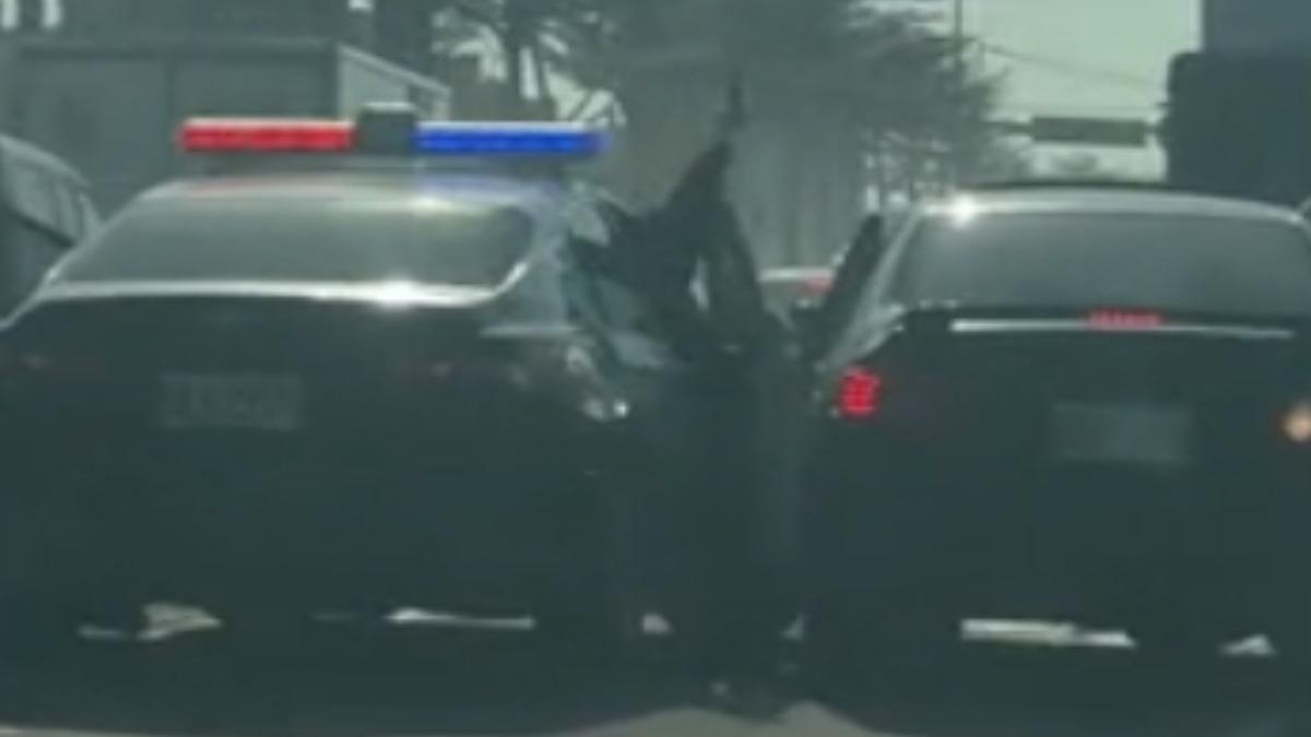 掛假牌狂逃逆向闖燈，警對空鳴4槍逮。（圖／Threads_jan800224）
