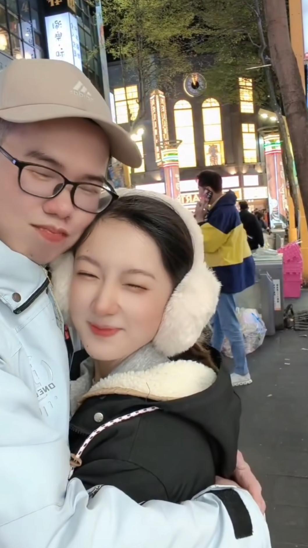 兩人無視旁人眼光,在西門町街頭相依偎。(圖/翻攝自鄧佳華Threads)