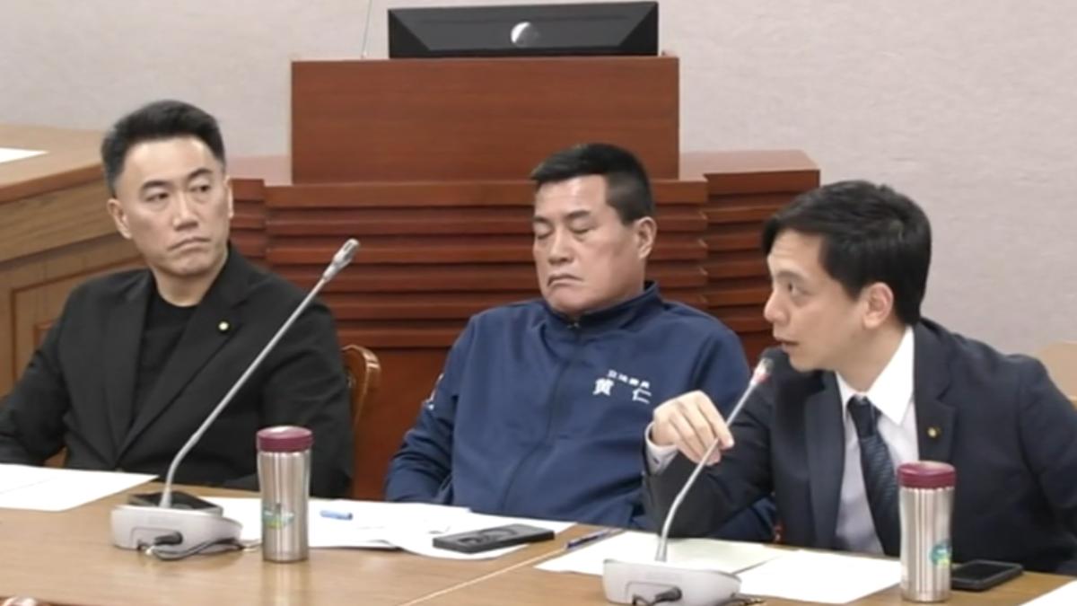 國民黨立委黃仁在朝野協商軍購案時被拍到頻頻打瞌睡。(圖/立法院IVOD)